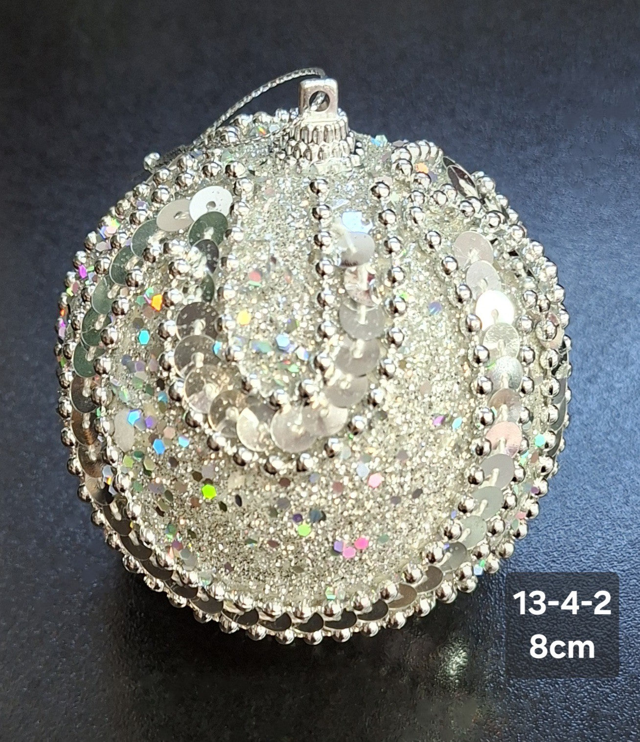 Glob de Crăciun Argintiu cu Paiete Irizate și Mărgele Decorative - 8cm